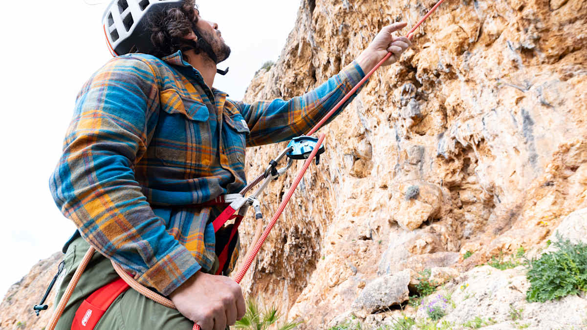 Gemäß dem Bremshandprinzip umschließt die Bremshand stets das Bremsseil – und zwar 20 bis 30 Zentimeter unterhalb des Sicherungsgeräts