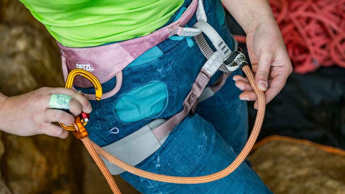 Mit dem Petzl Adjust kannst du dich am Standplatz selbst sichern