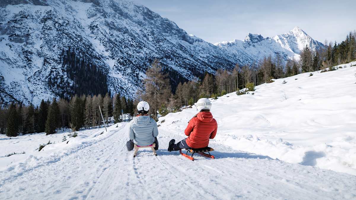 Ab geht die Post: Auf der Rodel von der Hämmermoosalm hinunter ins Gaistal.