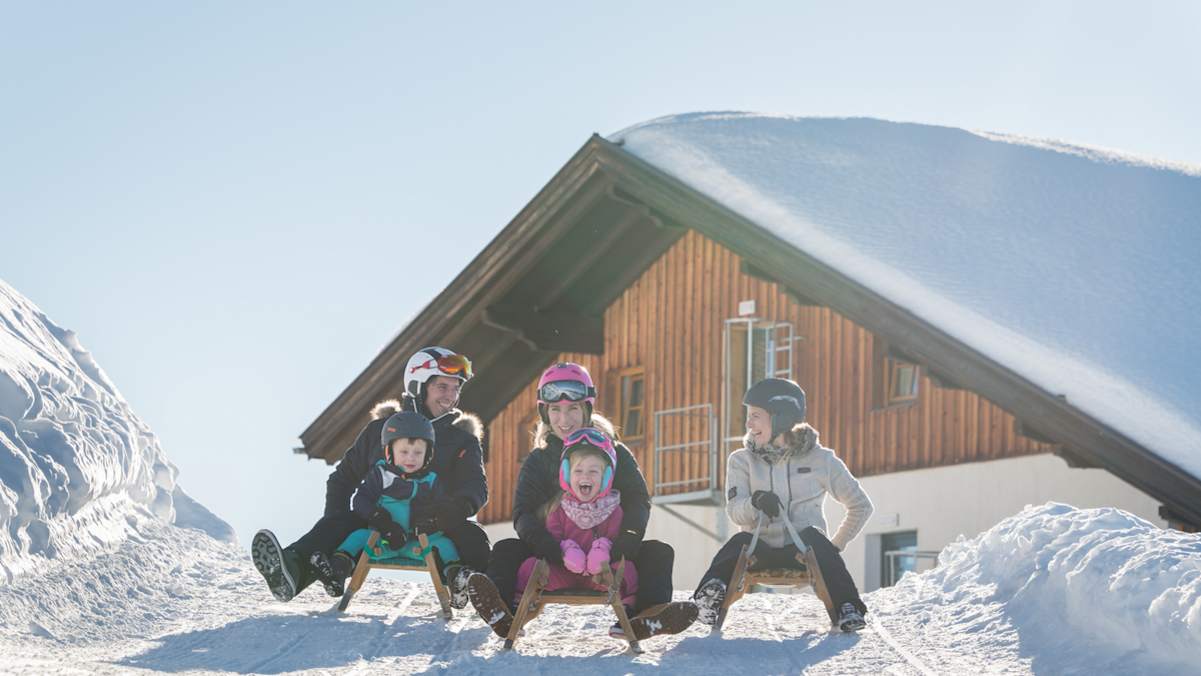 Am Kellerjoch startet Tirols längste Naturrodelbahn.