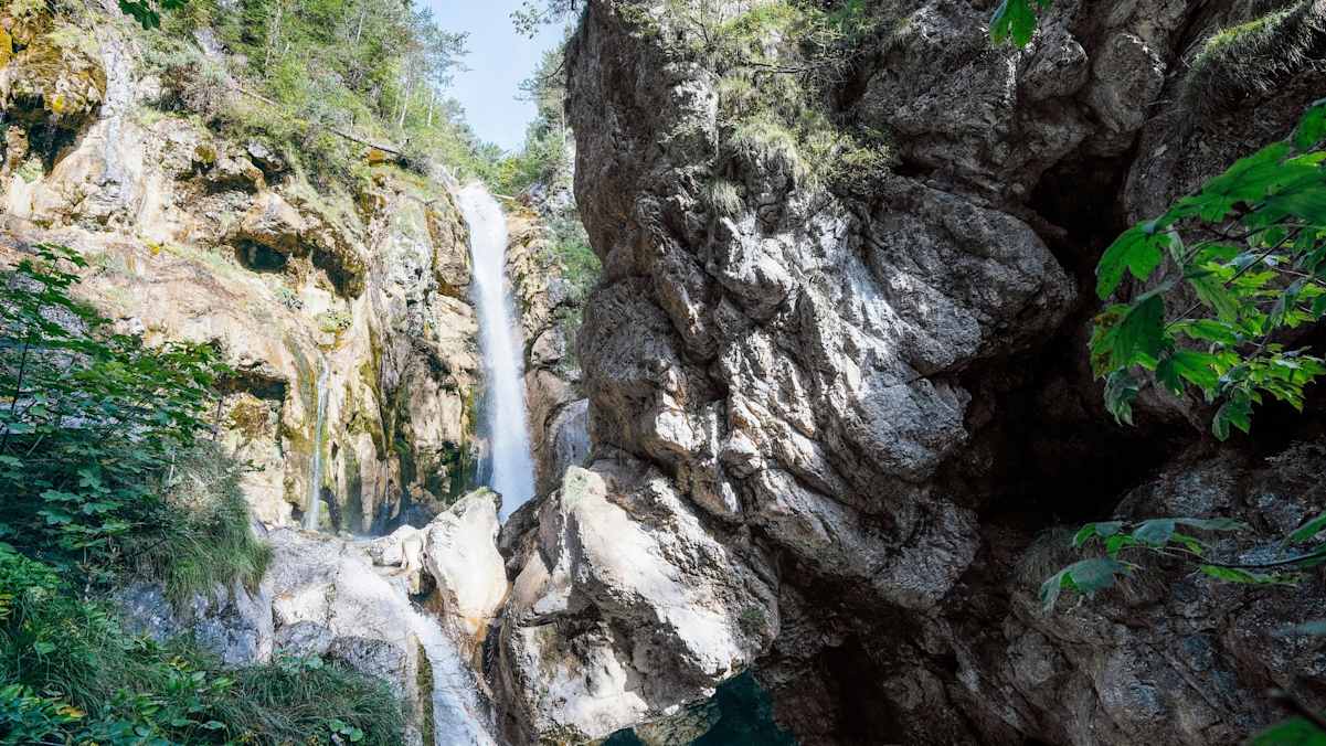 Ein kleiner Wasserfall im Wald.
