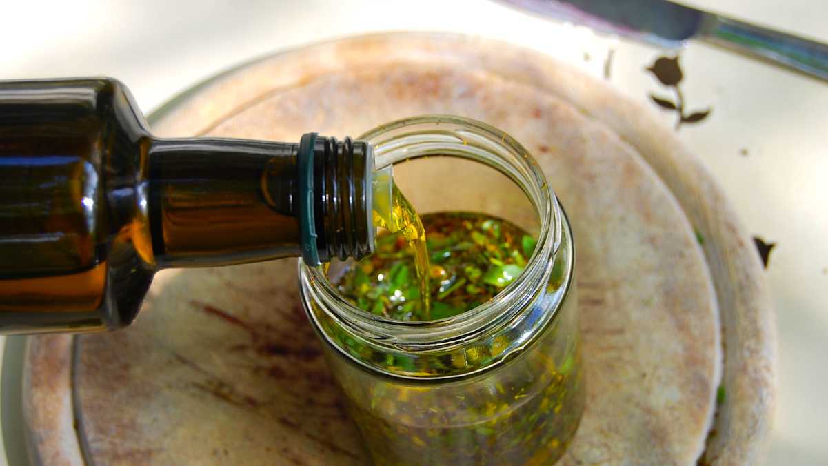 Rotöl aus Johanniskrautblüten