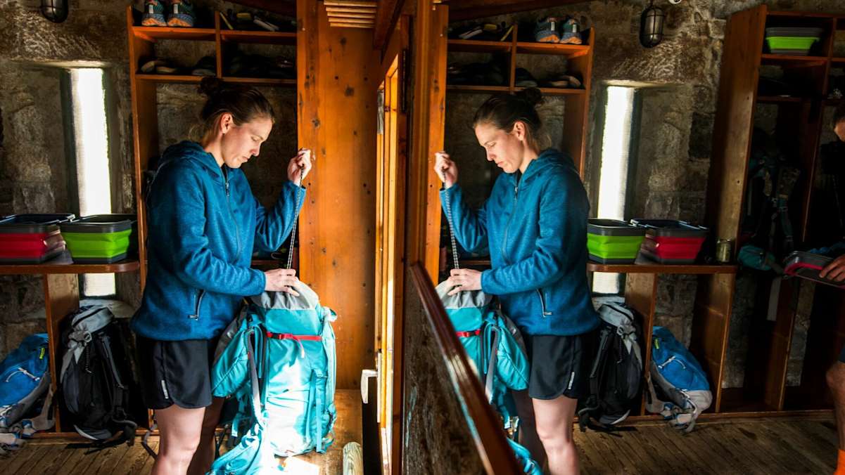 Einfach aber wirkungsvoll: Der Rucksack bleibt in der Garderobe.