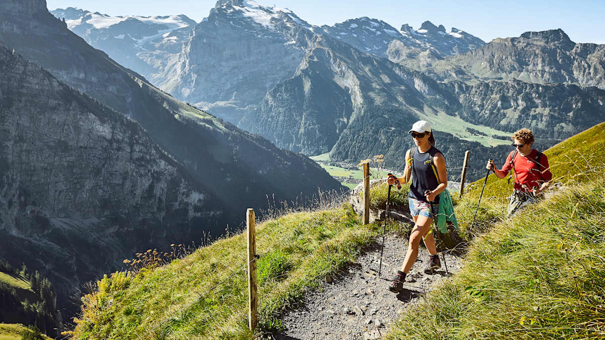 Zwei Wanderer am Weg zur Hütte.