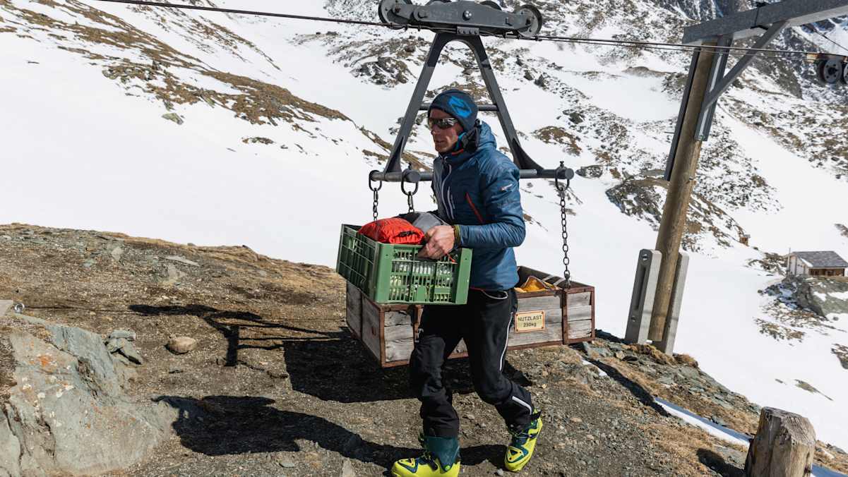 Markus Islitzer, Hüttenwirt auf der Eisseehütte in Osttirol, entlädt die Materialseilbahn.