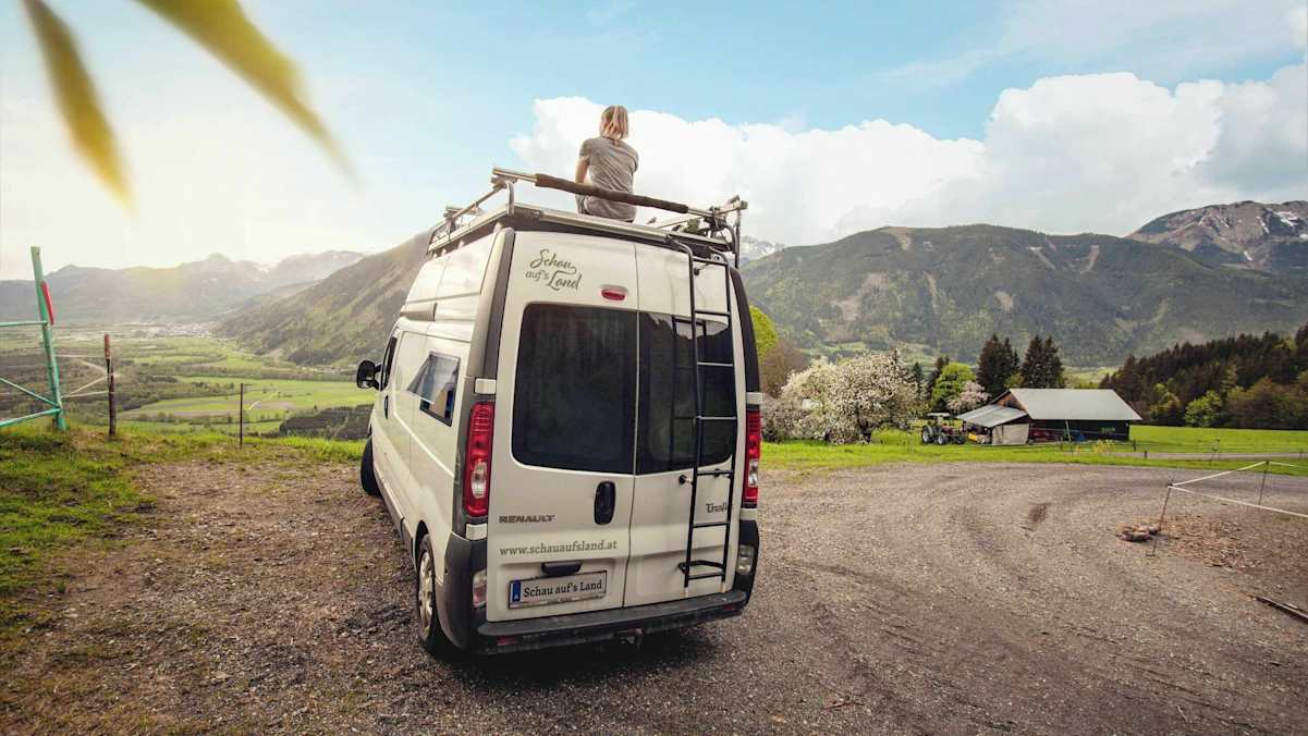 Schau aufs Land Camper bauernhof