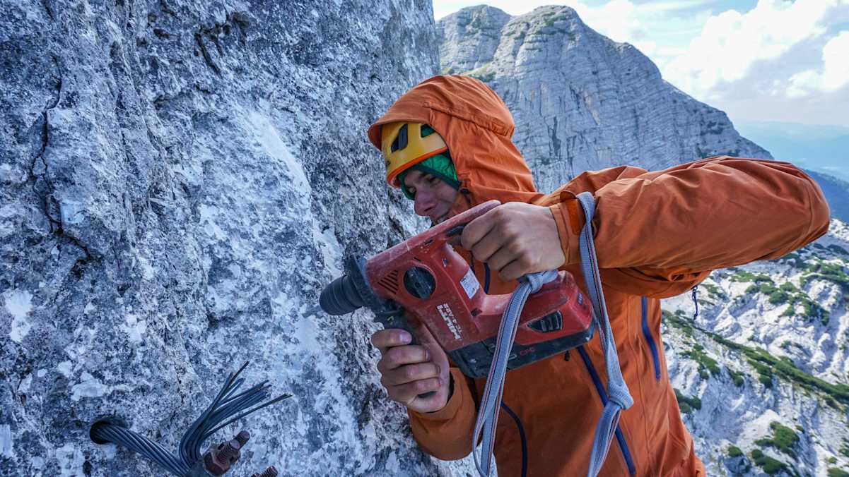 Timo Moser bei der Sanierung einer Route am Ochsenkogel