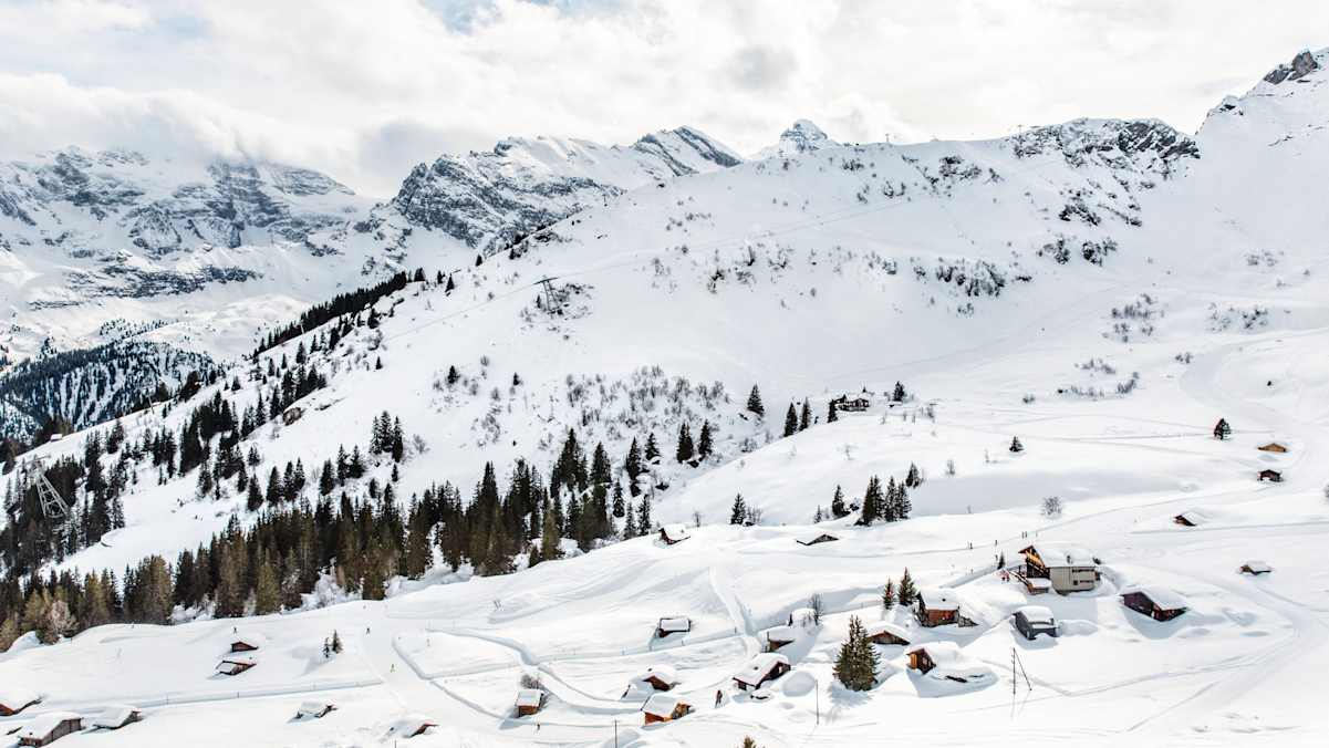 Verschneite Berghütten mit wunderbarem Panorama.