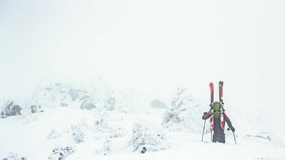Skitourengeher im Nebel