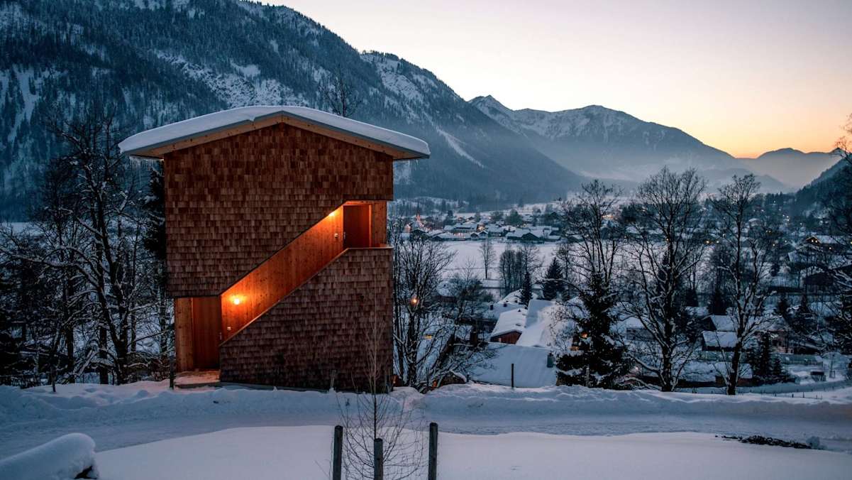 Die moderne Tannerhof-Hütte im Abendlicht