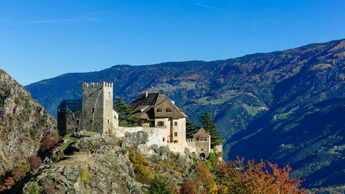 Das Schloss Juval am Hang unter blauem Himmel