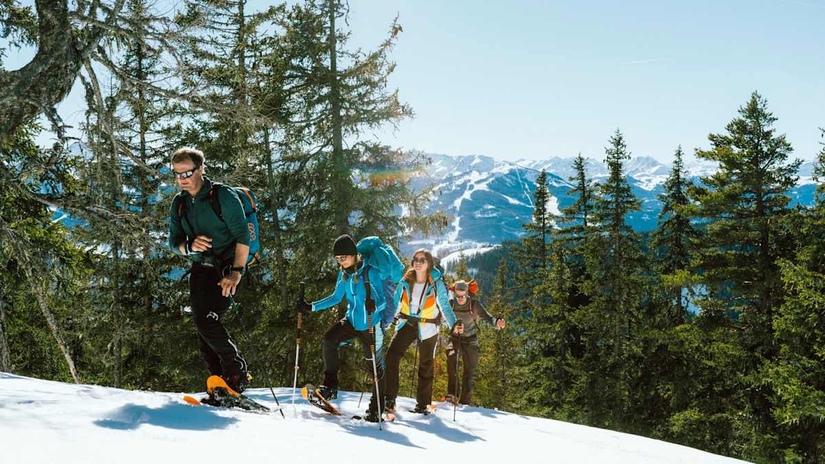 Drei Schneeschuhwanderer bei ihrem Aufstieg auf den Dachstein.