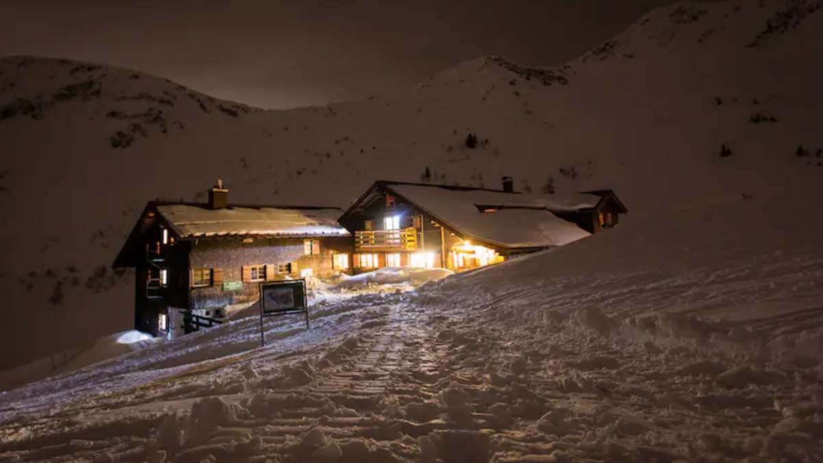 Schwarzwasserhütte bei Nacht im Winter 
