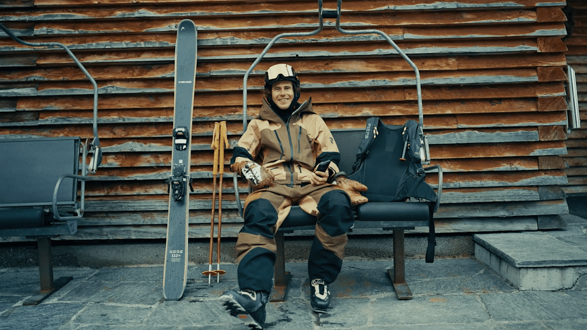 Freerider Tao Kreibich mit HEAD KORE Ski und TYROLIA ATTACK HYBRID Bindung vor einer Berghütte