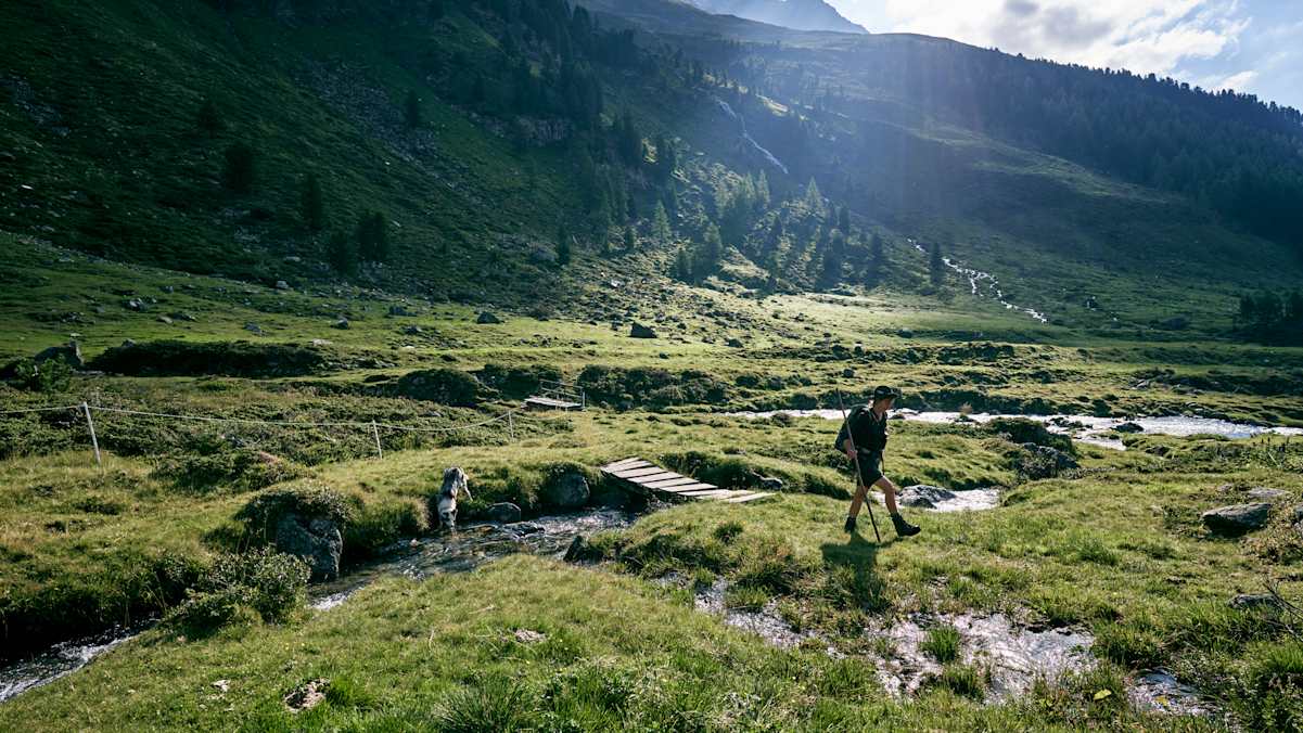 Wasserquellen wie Flüsse, Seen oder Brunnen müssen miteingeplant werden