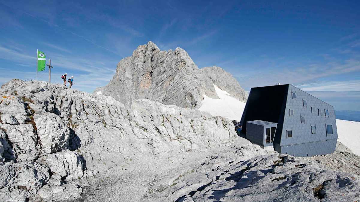 Die spezielle Dachkonstruktion der Seethaler-Hütte am Dachstein fängt das Regenwasser auf und produziert mittels Photovoltaik Strom.