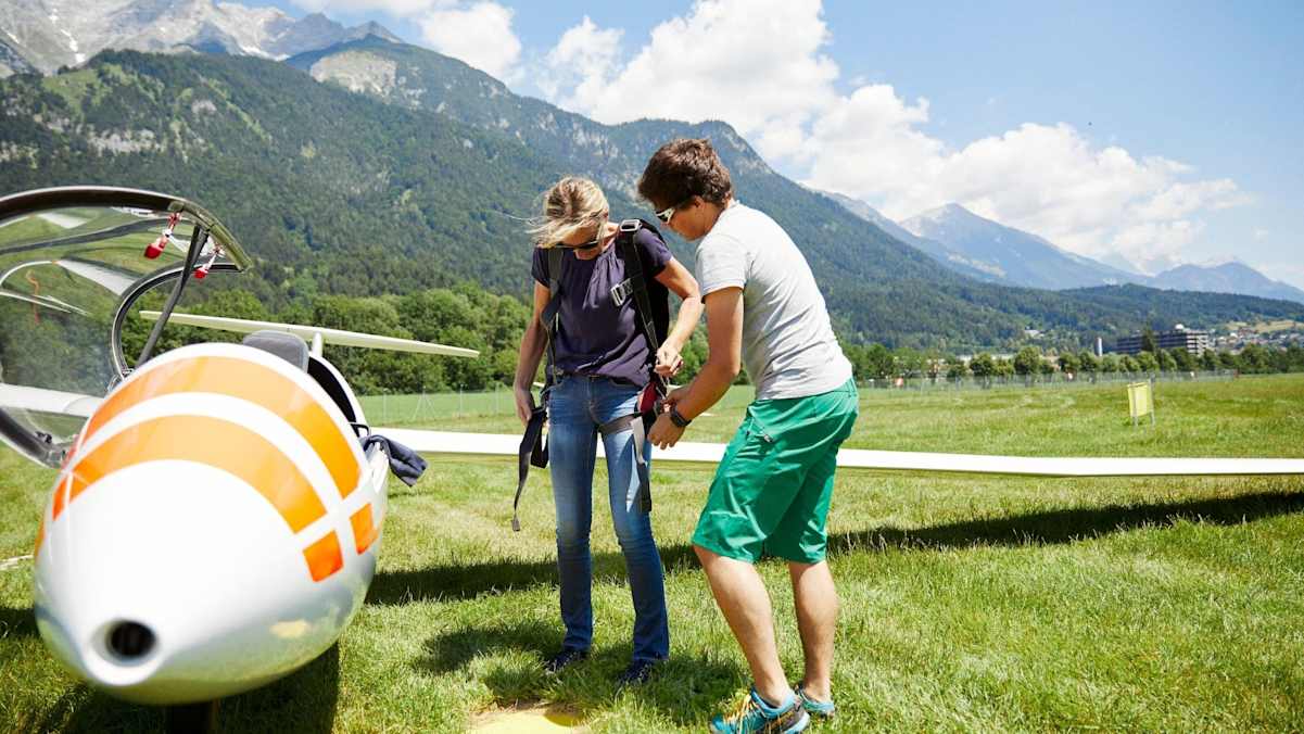 Das Flugzeug und die zwei Passagiere beim Anliegen des Fallschirms
