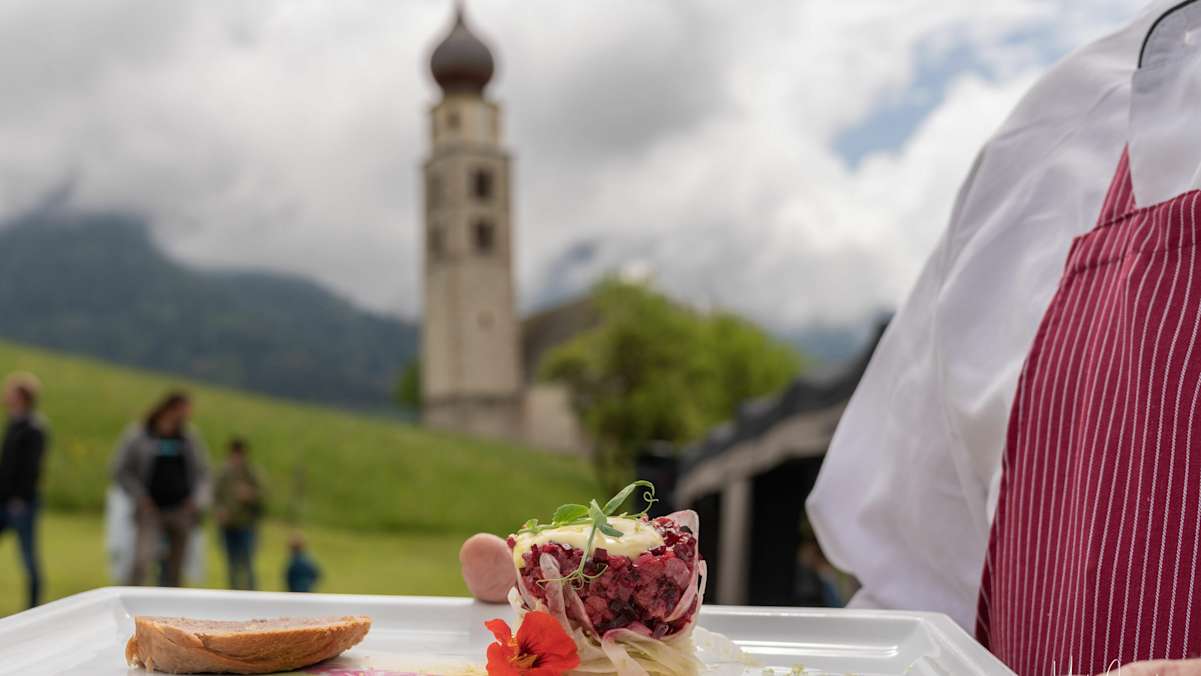 Liebhaber der regionalen Küche kommen bei den Spezialitätenwochen „Schlerngenuss Dolomites“ auf ihre Kosten.