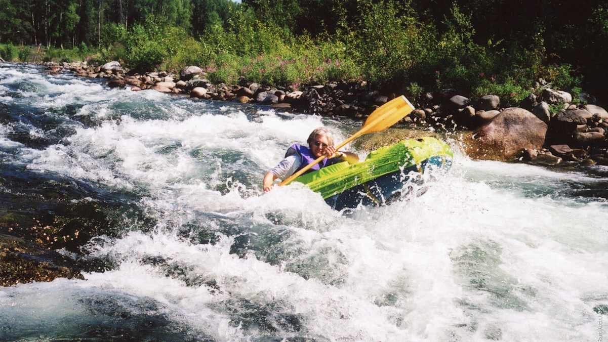 Sheri Tingey auf einem von ihr designten Packraft in den Stromschnellen.