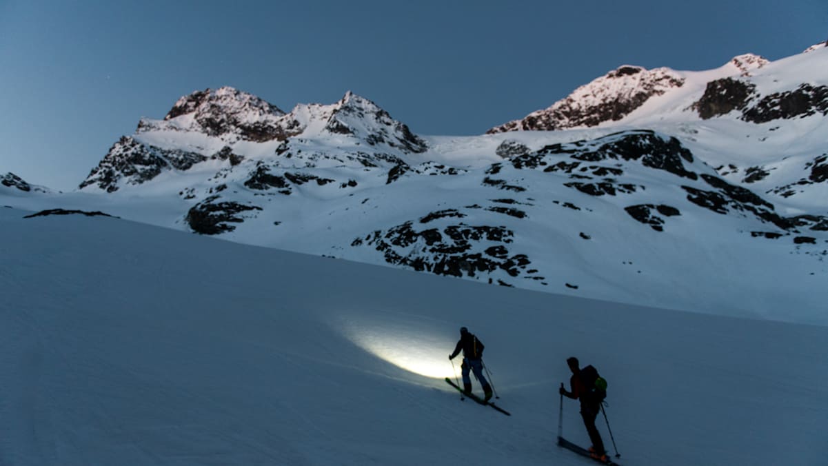 Bei Frühjahresskitouren muss man früh aufbrechen – wie hier auf den Piz Buin