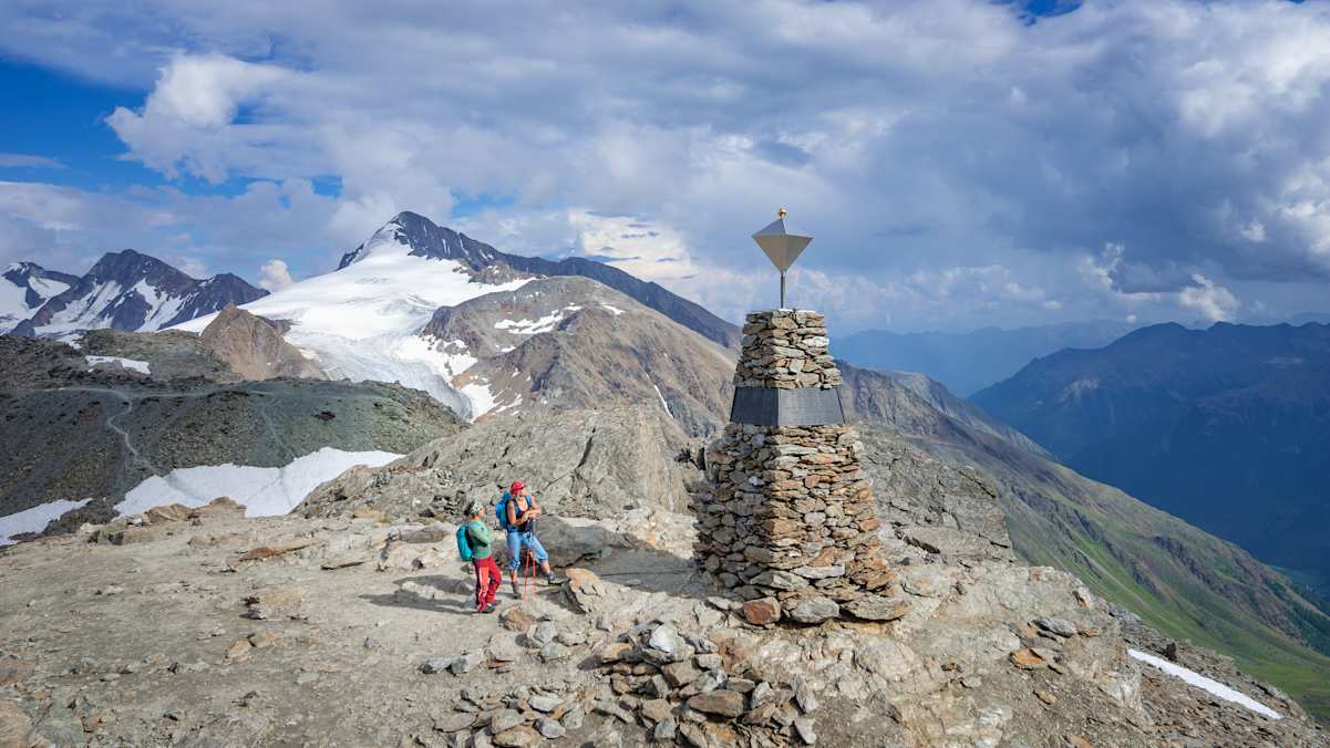 Ötzi-Denkmal nahe dem Tisenjoch ; Im Hintergrund der Similaun