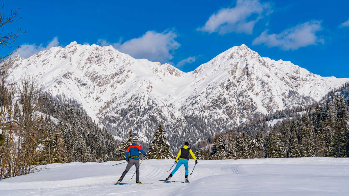 Die Sonnenloipe bei St. Lorenzen im Lesachtal besticht durch ein prächtiges Bergpanorama.