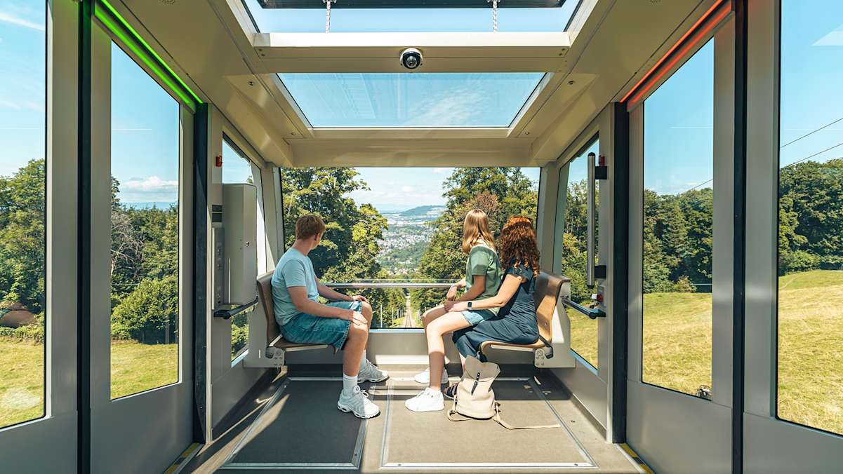 Seit 1899 bringt die Gurtenbahn ihre Gäste hinauf auf den Hausberg auf 840 Meter Seehöhe.