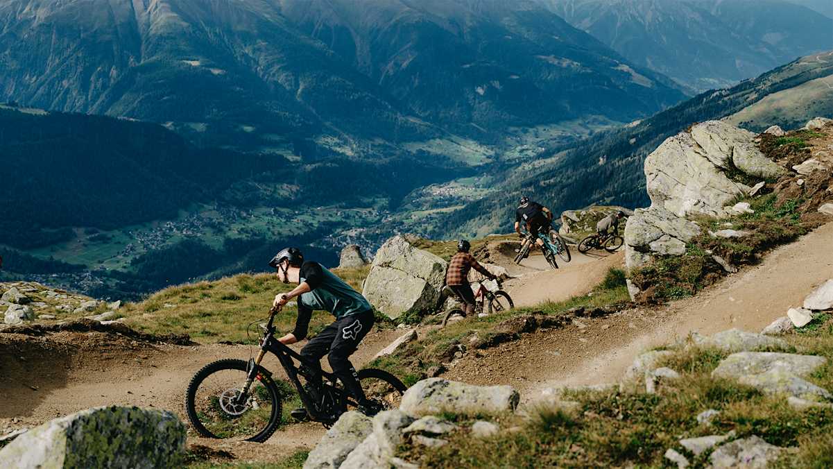 Auf Serpentinen geht es den Berg hinunter.