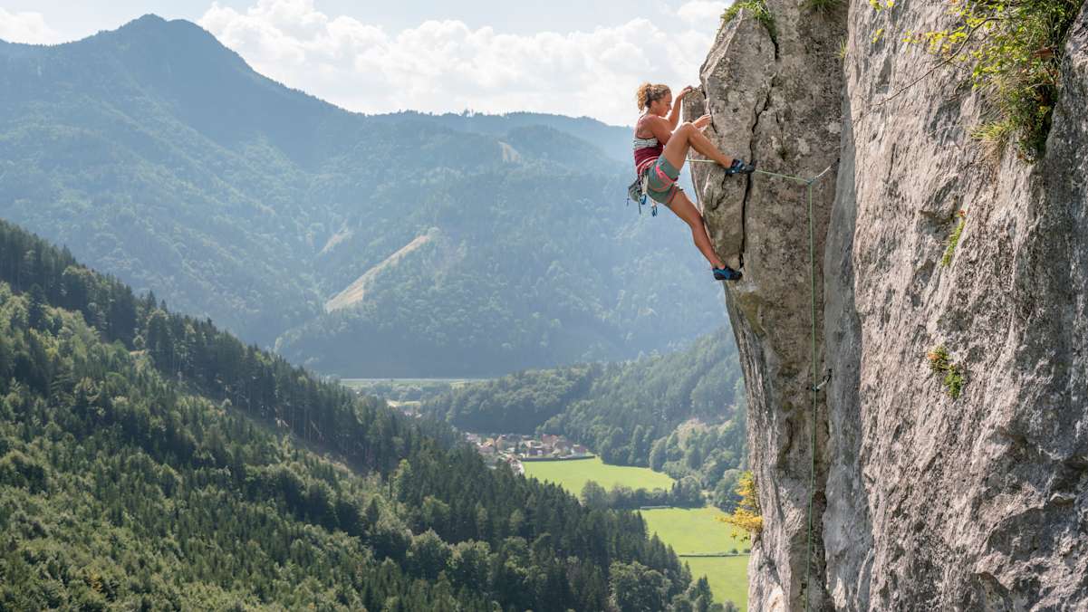 Am Umlenker angekommen, signalisiert der Kletterer mit dem Kommandu „Zu!", dass er abgelassen werden möchte