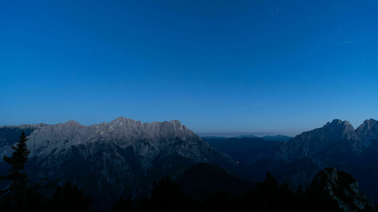 Sterne über der Hochtorgruppe (links) und dem Reichenstein (rechts) 