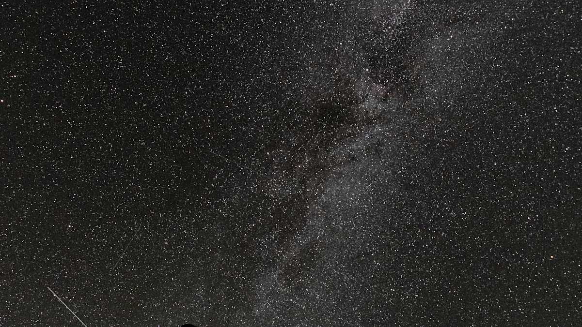 Die Silhouette des Großen Buchsteins (2.224 m) im Gesäuse mit der Milchstraße