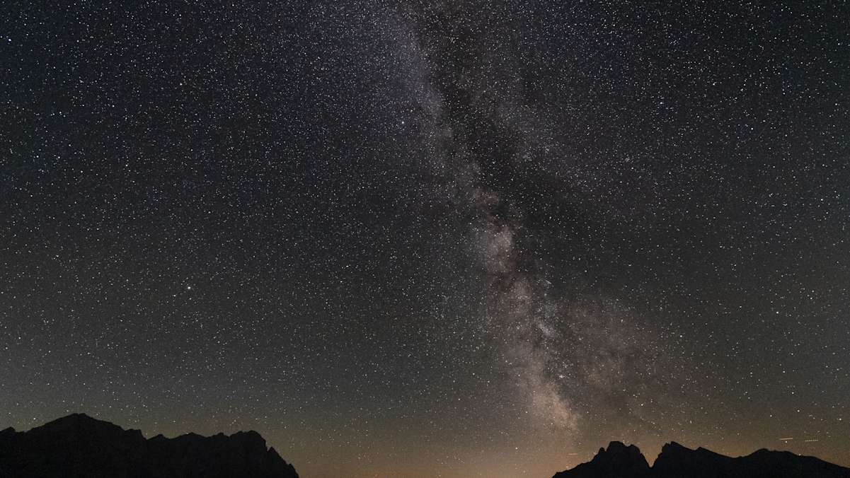 Silhoutte der Berglandschaft im Gesäuse in der Nacht
