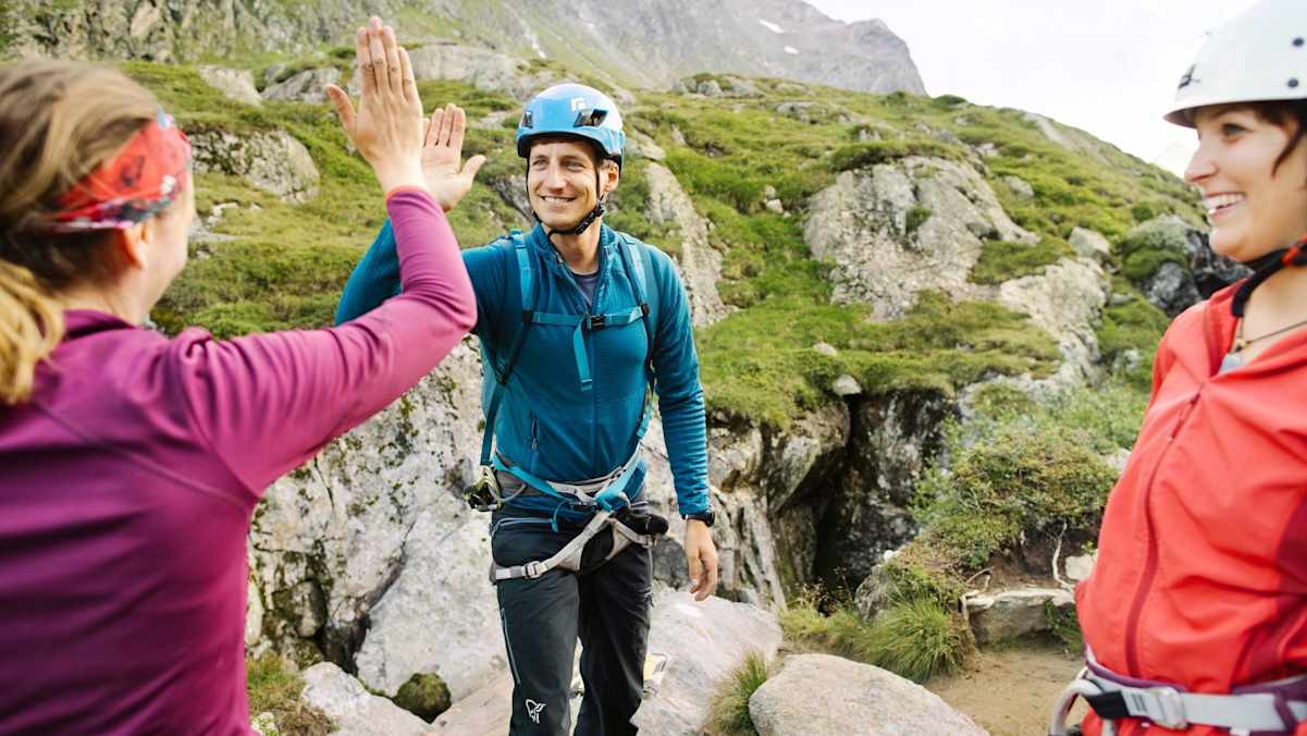 Die Kletterer feiern ihren geglückten Aufstieg.