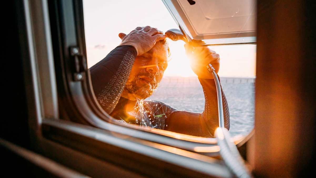 Wieso nicht die Kraft der Sonne nutzen, um warmes Wasser und Strom zu erzeugen?