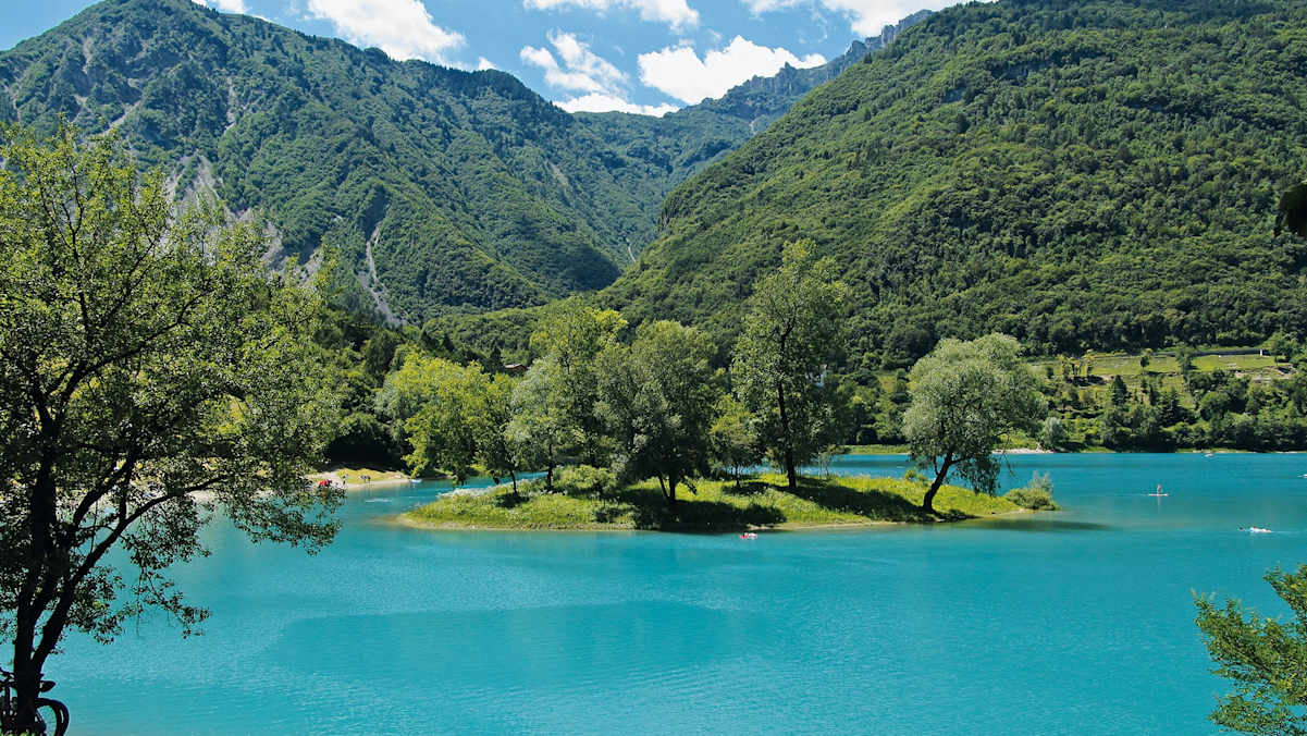 Im wunderschönen Lago di Tenno kann natürlich auch gebadet werden.