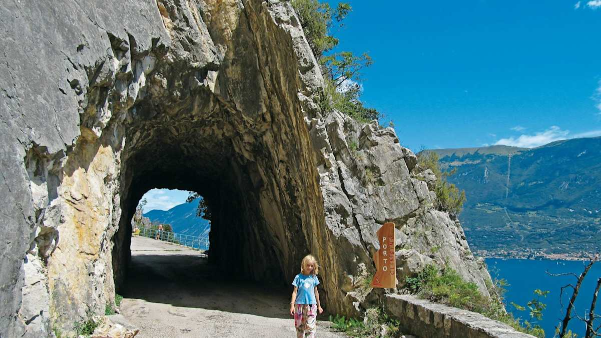 Am Weg von Pieve nach Campione warten spannende Tunnel und imposante Tiefblicke.