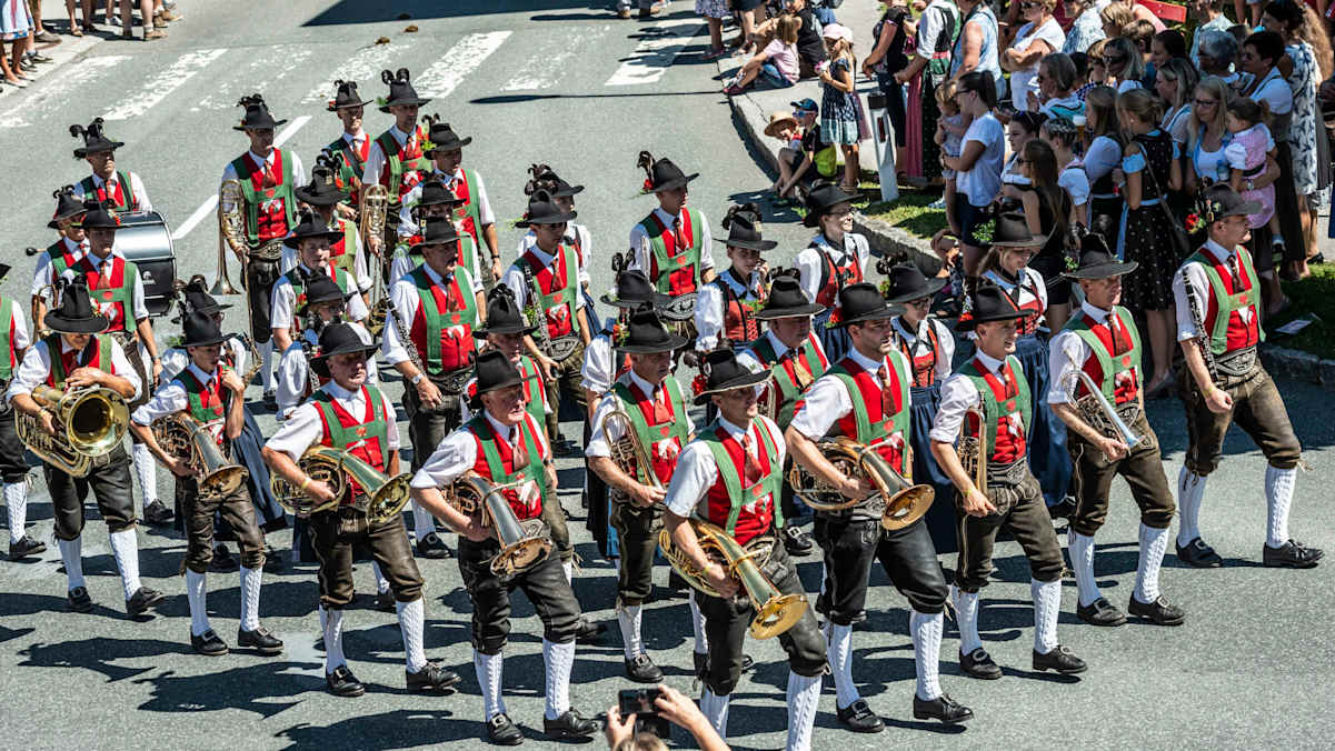 Blasmusikkapelle marschiert in Tracht.