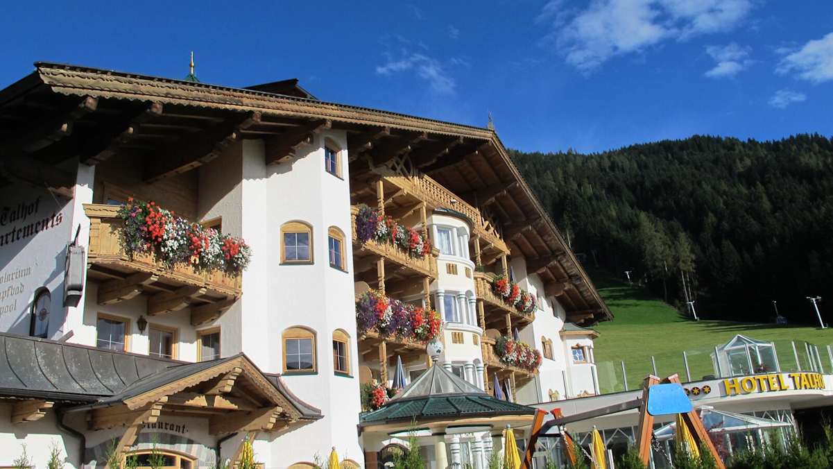 Das Apparthotel Talhof in Oberau.