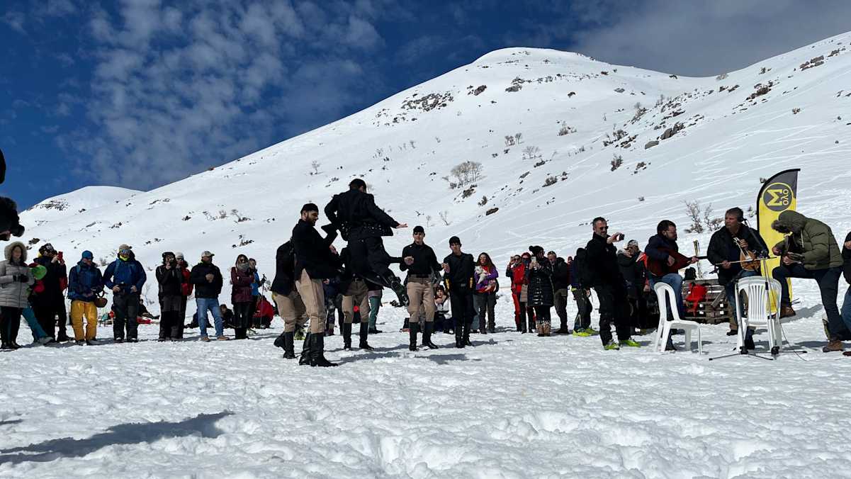 Griechische Volkstanzgruppe bei der Pierra Creta