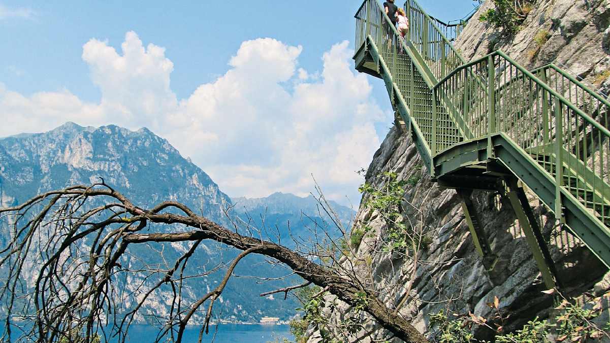 Lange Metalltreppen sind Teil der Wanderung von Tempesta nach Torbole und ermöglichen spektakuläre Aussichten auf den Gardasee.