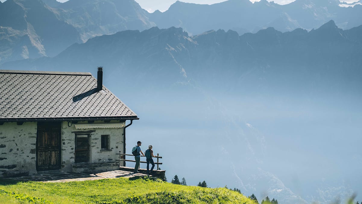 Das Pärchen steht auf einer Aussichtsplattform in den Schweizer Alpen.
