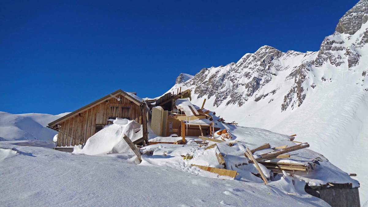 Im Winter 2019 wird die Totalphütte von einer Lawine fast komplett zerstört.