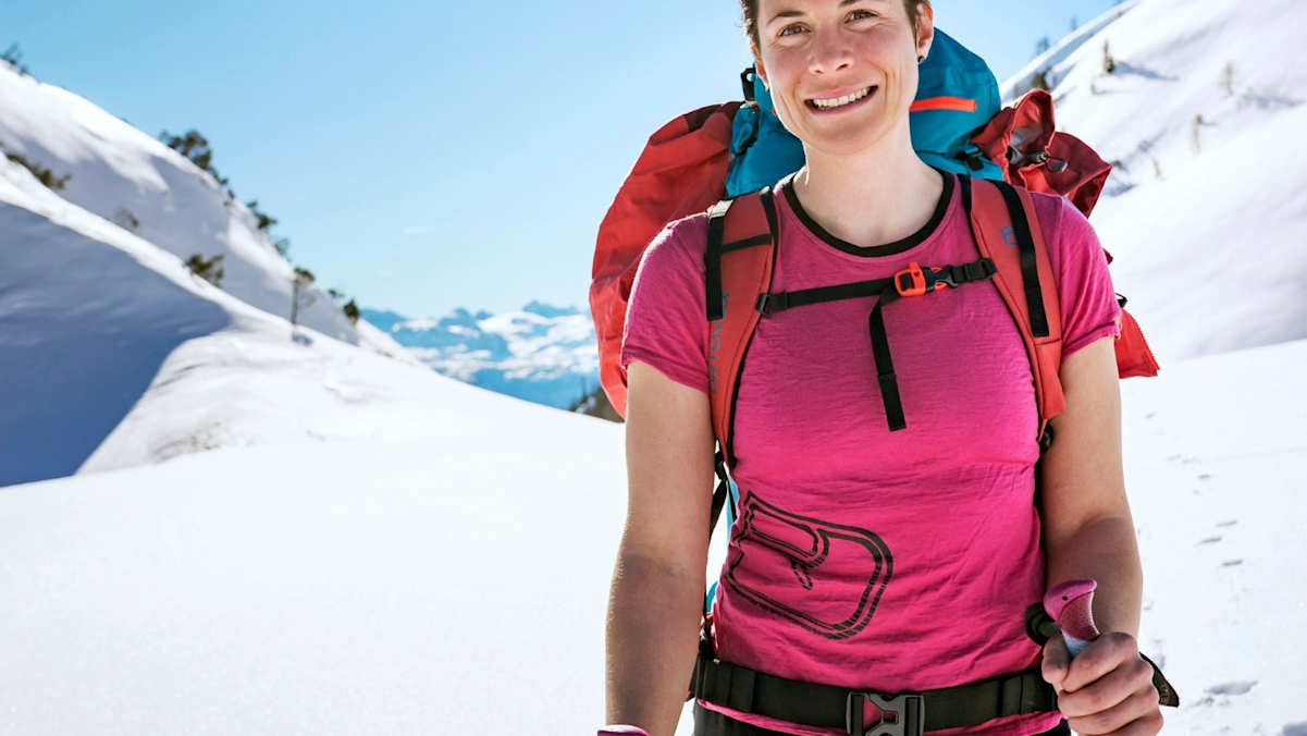 Ein Tourengeher in voller Montur.