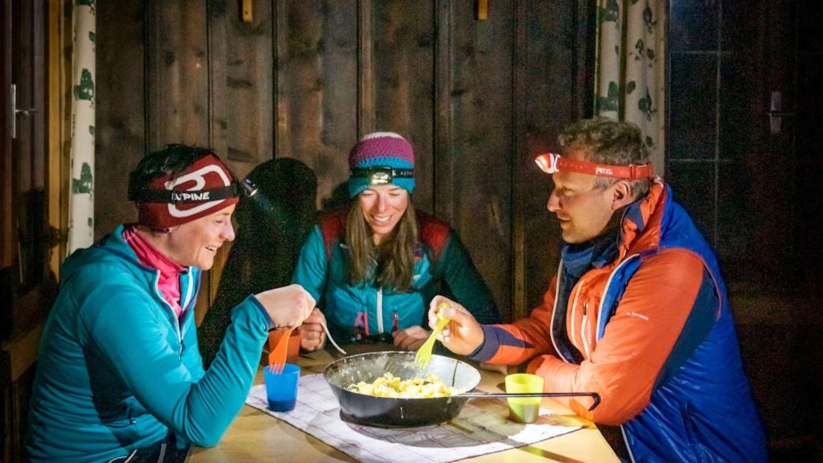 Bergsteiger essen zu Abend.