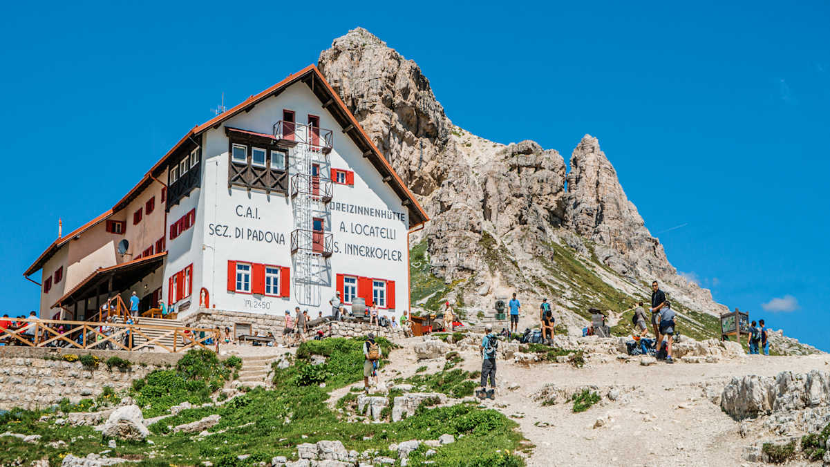 Die Dreizinnenhütte mit dem Sextenstein von Süden.