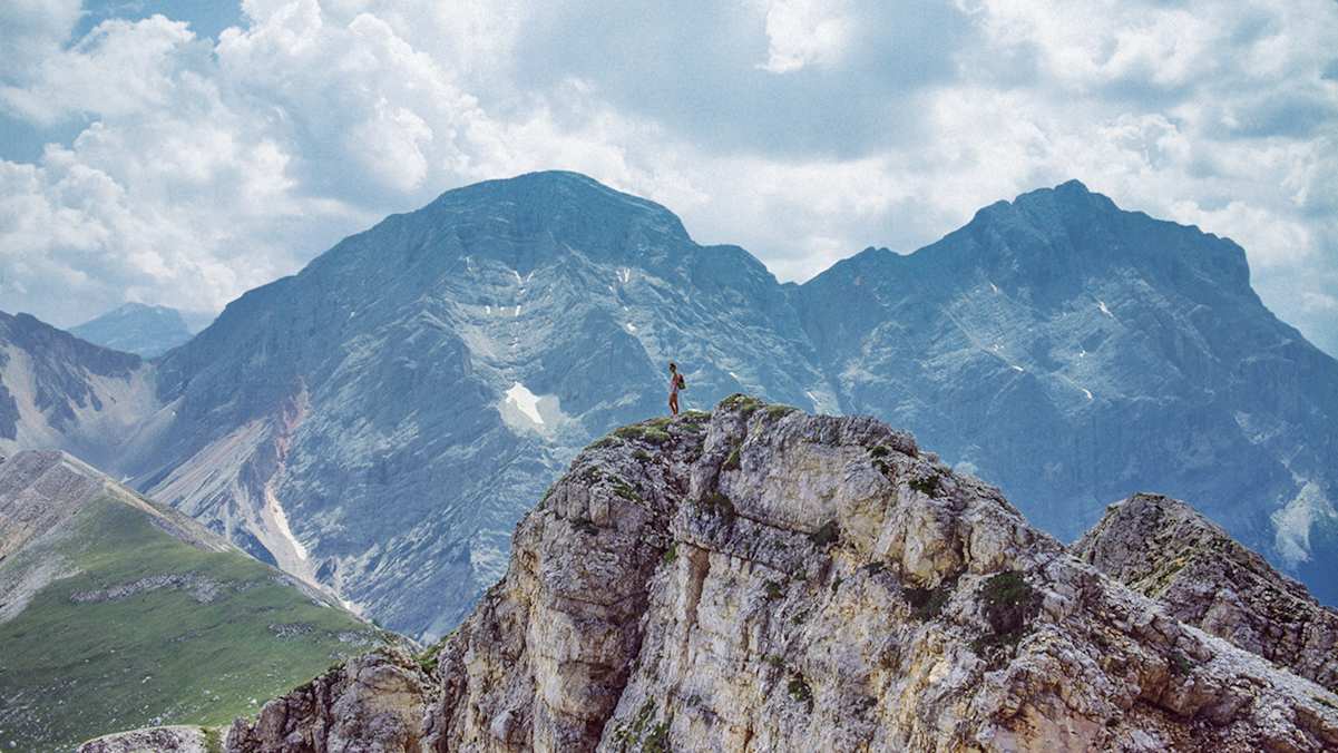 Am Gipfelgrat des Paresbergs, im Süden dahinter Neuner­ und Zehnerspitze.