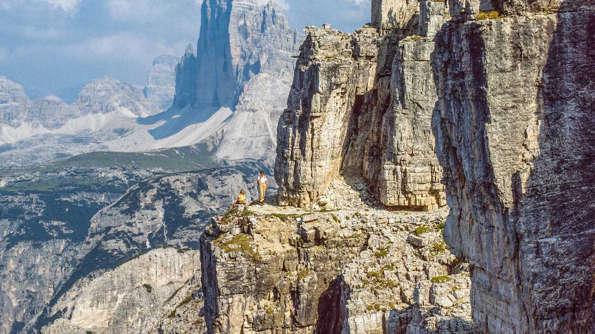 Luftige Bänderquerung an der Nordseite des Monte Piano mit den Drei Zinnen.