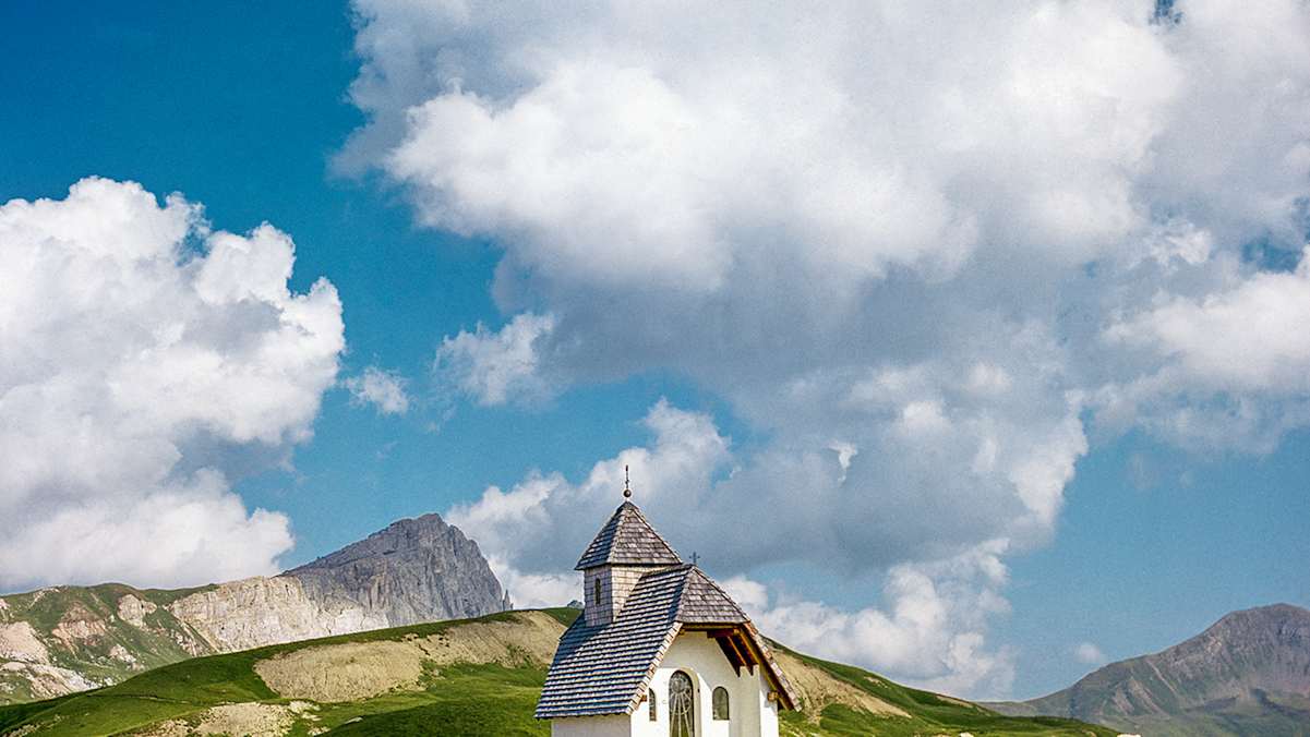 Die Kapelle beim Berggasthof Pralongià. Links dahinter der Gipfel des Settsass.
