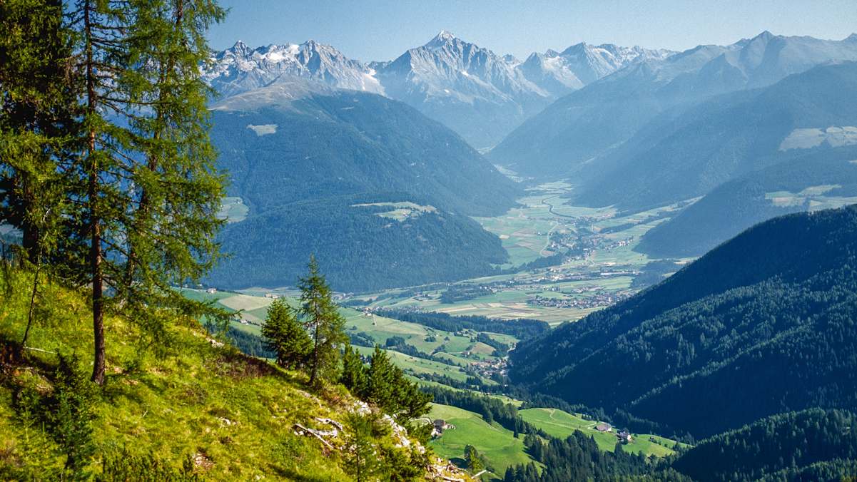 Blick von der Dreifingerscharte über das Pustertal hinweg zu den Zentralalpen.