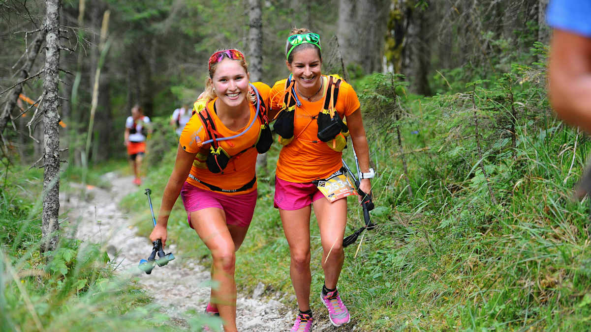 Johanna Erhart und Nina Koch beim Trailrunning